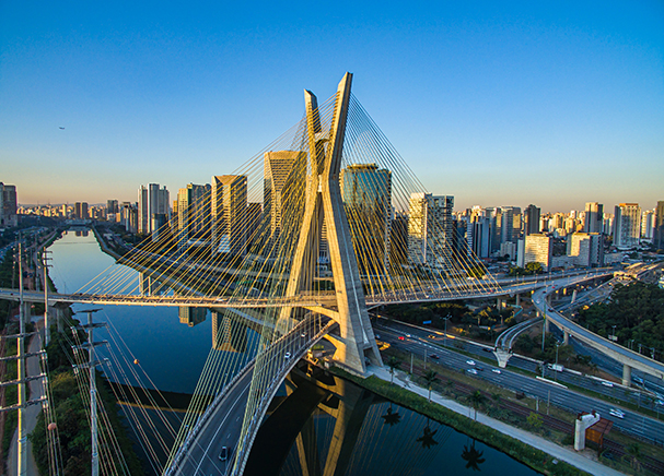 Foto aérea da Ponte Ocávio Frias de Oliveira, cartão postal da cidade de São Paulo